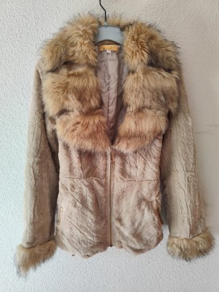 Abrigo Beige con Cuello de Pelo Talla S