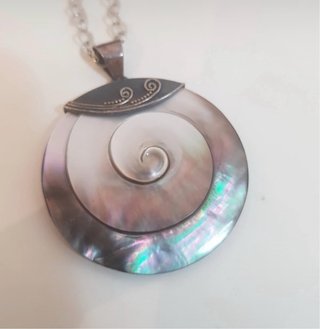 Colgante de Nácar y Cadena de Plata
