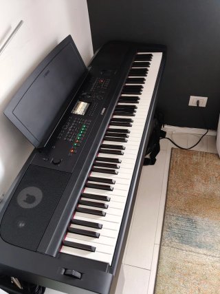 Pianoforte digitale Yamaha DGX-670