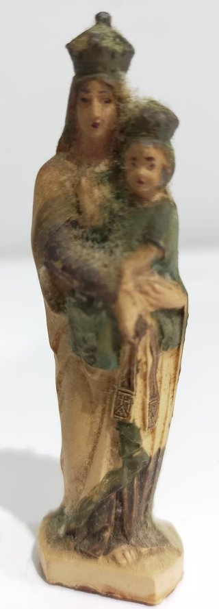 Pequeña figura de la Virgen con el Niño