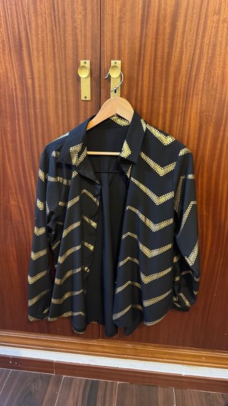Camisa negra con estampado dorado