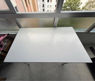 Mesa de escritorio blanca