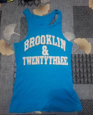 Camiseta de tirantes azul y otra negra