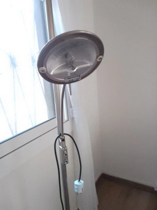 Lámpara de pie metálica