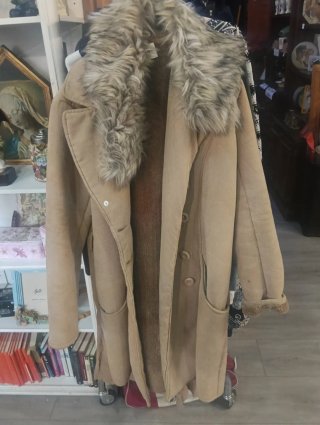 Abrigo Beige con Cuello de Pelo