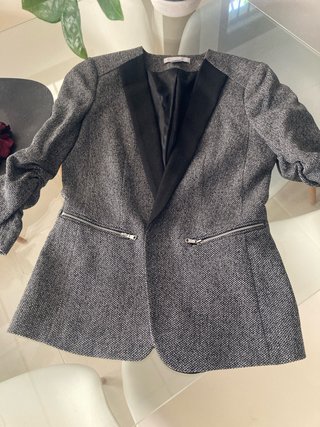 Chaqueta gris con solapas negras
