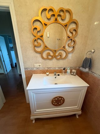 Mueble de baño blanco con espejo
