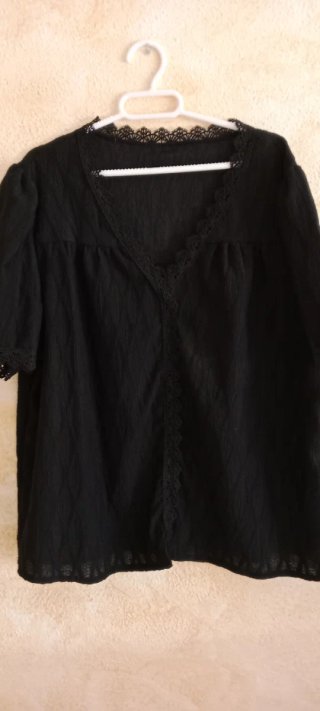Blusa negra con detalles de encaje