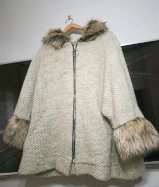 Abrigo Oversize Beige con Detalles de Pelo