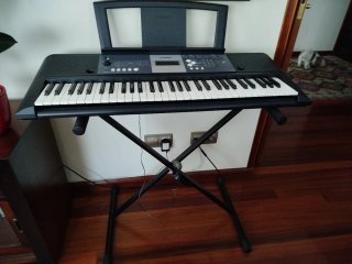 Teclado Yamaha con Soporte