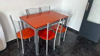 Mesa de Comedor Naranja y 4 Sillas negociables