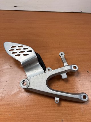 Soporte Estribera Delantero der. Yamaha R1 2004