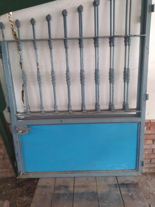 Puerta de Hierro con Reja Superior
