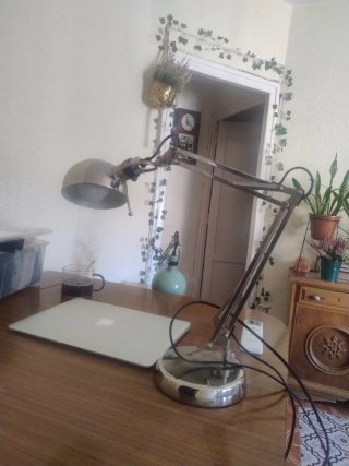Flexo IKEA de metal plateado con bombilla Ikea baj
