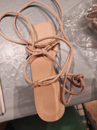 Sandalias de tacón beige con tiras