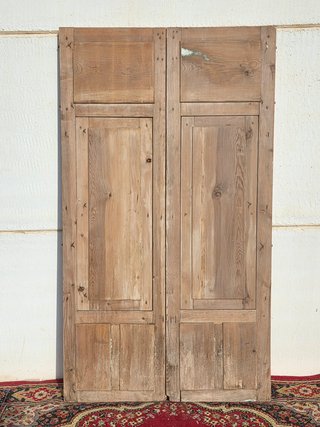 Puerta balconera antigua de doble hoja