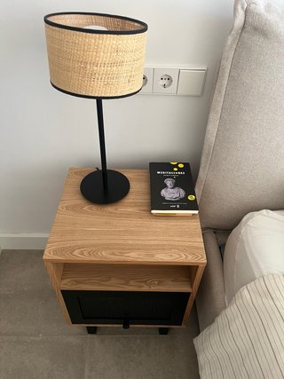 Mesita de noche de madera
