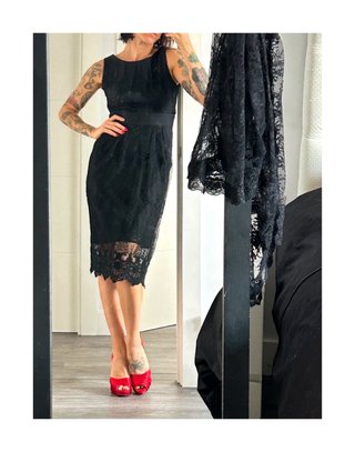 Vestido Midi de Encaje Negro