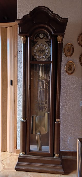 Reloj de pie antiguo de madera
