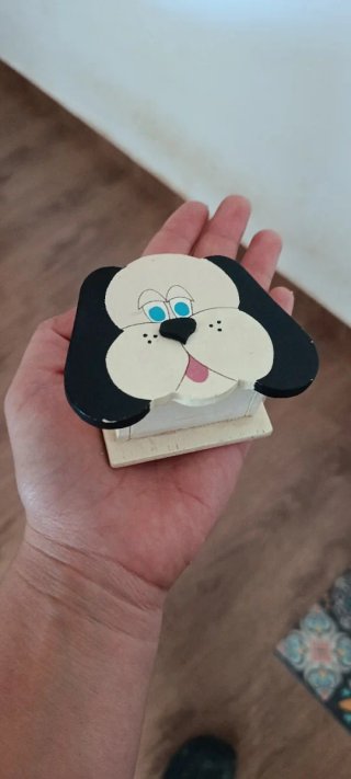 Caja de madera con forma de perro