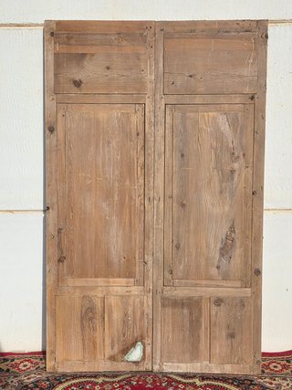 Puerta balconera antigua de doble hoja
