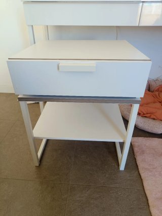 Mesita de noche blanca