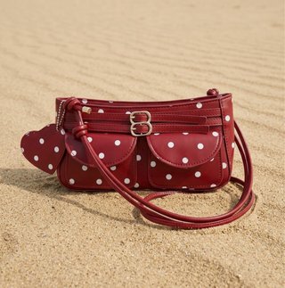 Bolso de hombro rojo con lunares