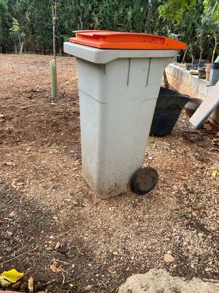 Contenedor de Plástico con Ruedas