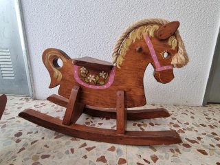 Caballo balancín de madera artesanal