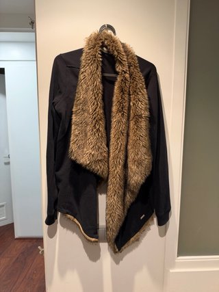 Chaqueta Hollister con cuello de pelo