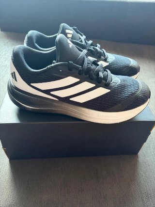 Zapatillas Adidas Negras y Blancas