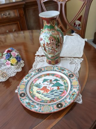 Plato y Jarrón con Decoración China