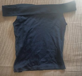 Camiseta Negra con Cuello de Barco