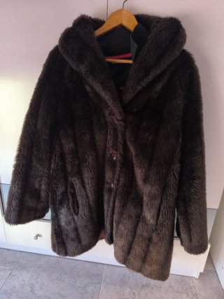 Chaquetón de pelo sintético marrón