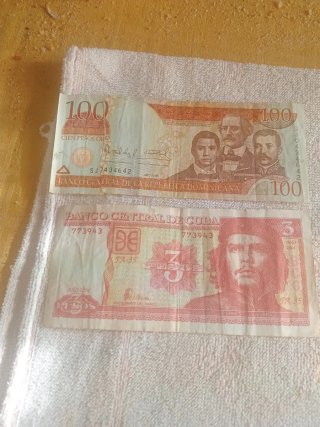 2 Billetes: 100 Pesos RD y 3 Pesos Cuba