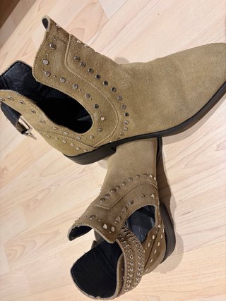 Botines con tachuelas color verde oliva