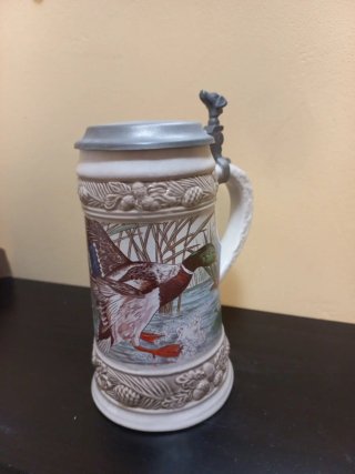 Jarra de Cerveza de Cerámica con Relieve