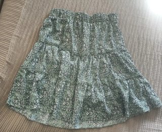 Falda de volantes verde con flores