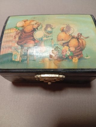 Caja Decorativa Nostálgica con Ilustración