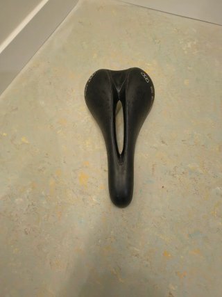Sella per bicicletta nera