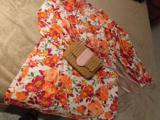 Vestido Estampado Floral y Bolso de Mimbre