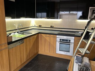Cocina completa con muebles y electrodomésticos
