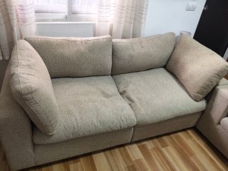 Sofá de tela beige