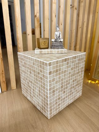 Mesa auxiliar artesanal de mosaico con ruedas