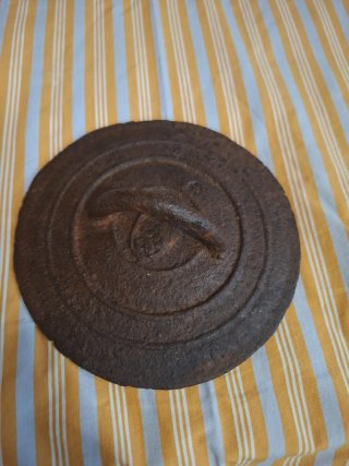 Tapa de pote antigua de hierro