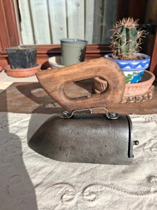 Plancha Antigua de Hierro y Madera