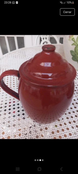 Puchero antiguo de porcelana con tapa