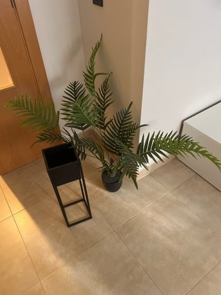 Planta Artificial con Macetero Negro