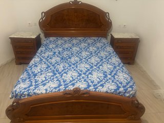 Dormitorio de Madera con Mesitas