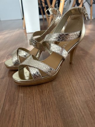 Sandalias de tacón doradas Marypaz